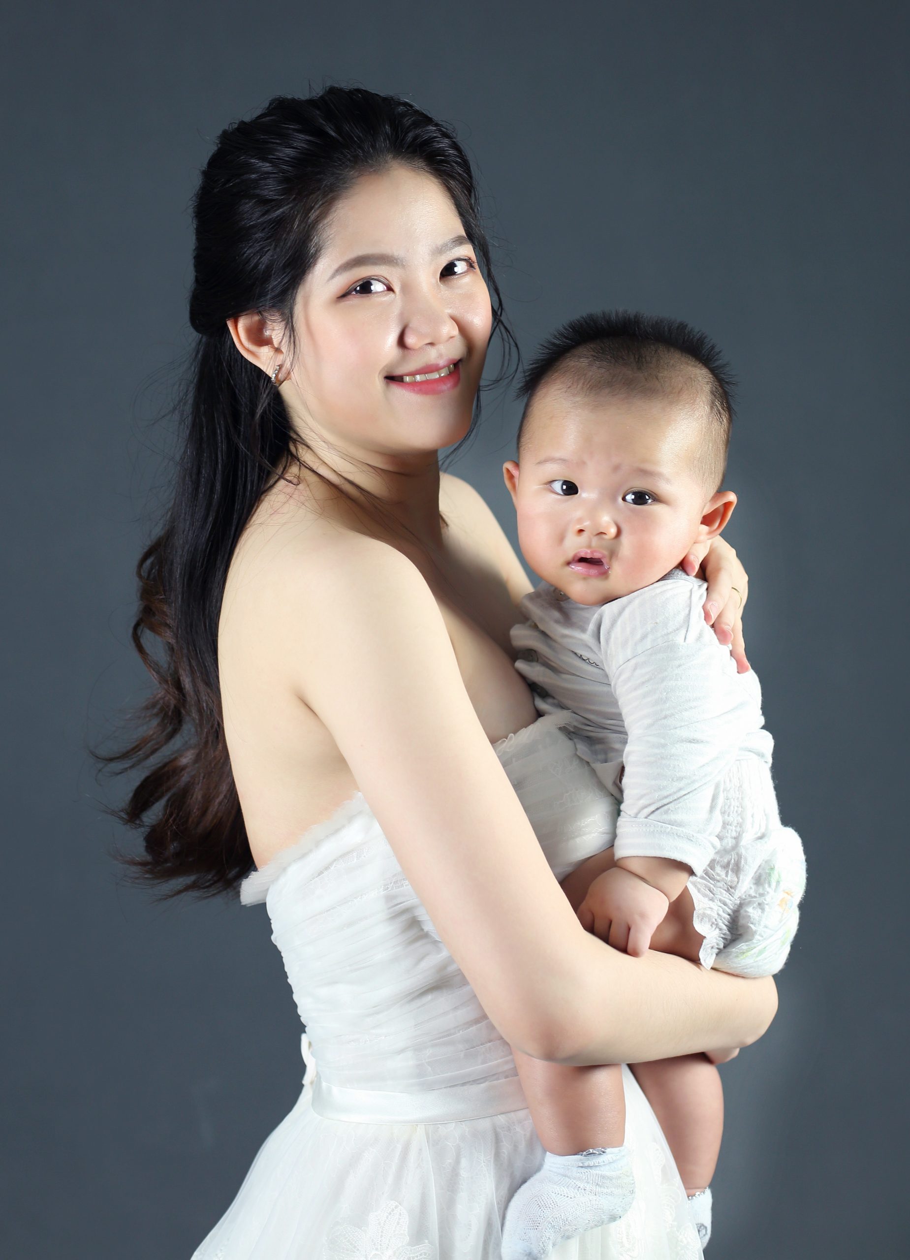 Ý nghĩa bộ ảnh mẹ và bé trai 