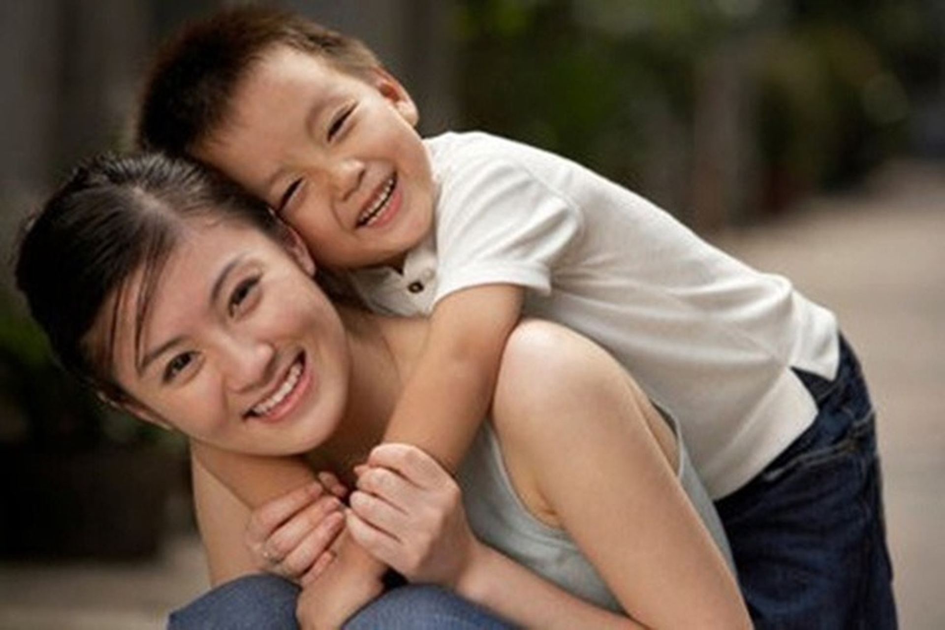 Tạo dáng mẹ vui đùa cùng bé trai thể hiện sự tự nhiên nhất 