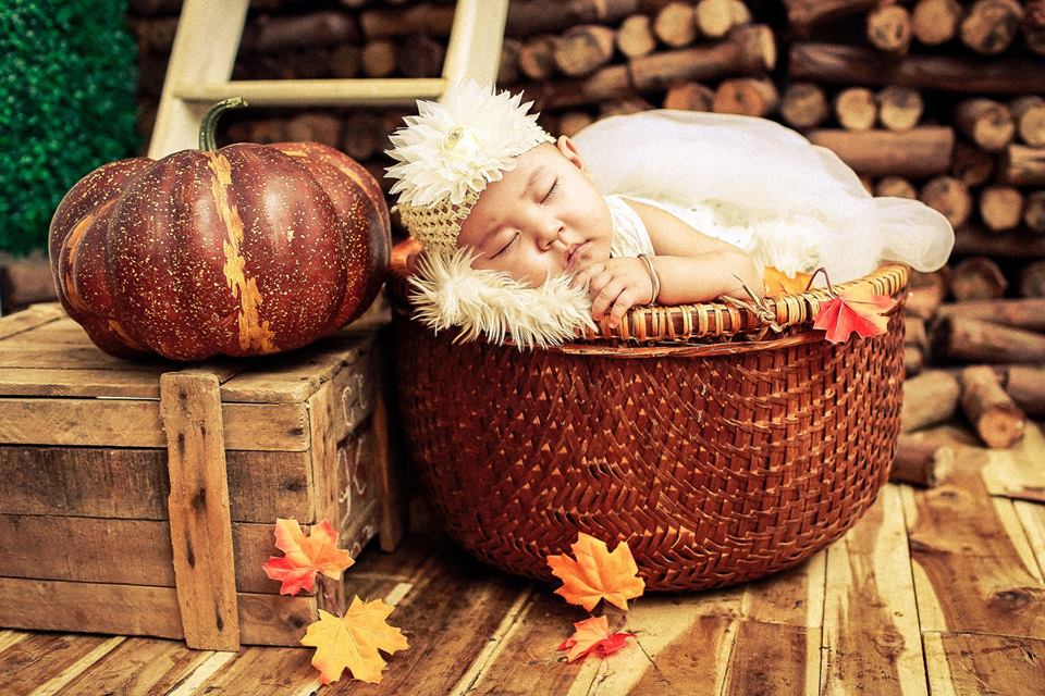 Cân nhắc việc chia sẻ hình ảnh lên mạng xã hội để tránh những điều không may mắn cho bé 