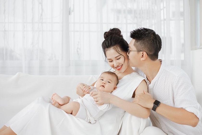 Chụp ảnh gia đình 4 người concept kể chuyện cho con nghe