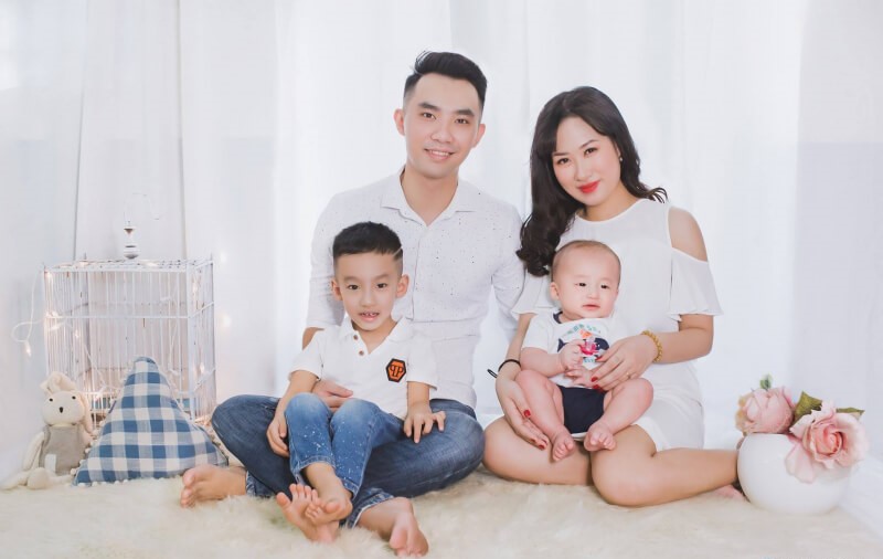 Concept chụp ảnh gia đình, chấp cánh cho con