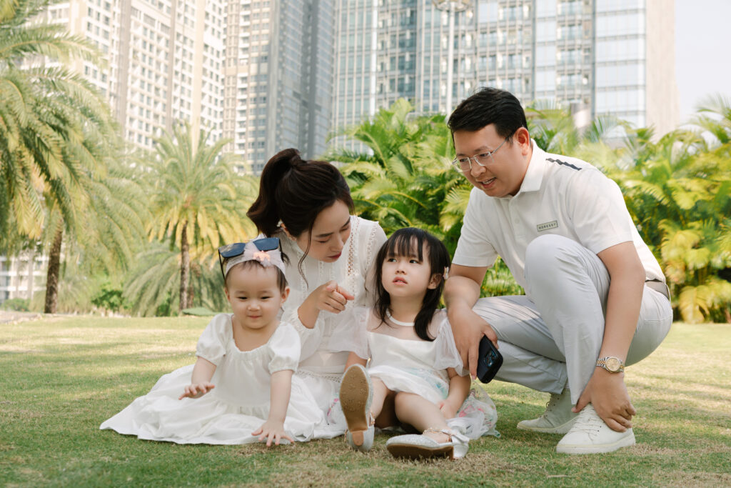 Cả gia đình vui đùa cùng con bắt trọn mọi khoảnh khắc vui vẻ hạnh phúc