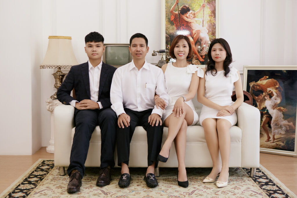 Chụp ảnh gia đình 4 người kiểu tự nhiên