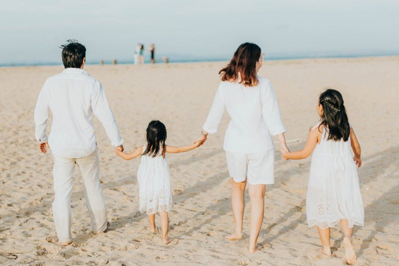 Chụp ảnh gia đình trên bãi biển hòa mình vào thiên nhiên