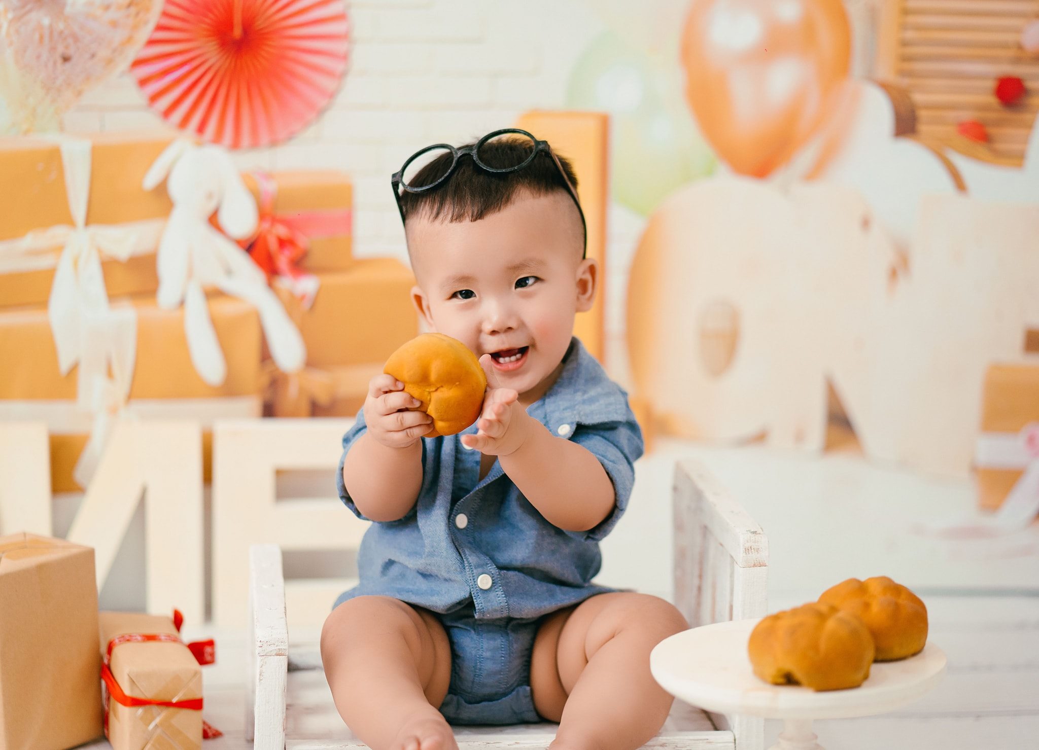 Địa điểm chụp ảnh đầy năm cho bé có thể là studio. tại nhà hoặc khu vực dã ngoại