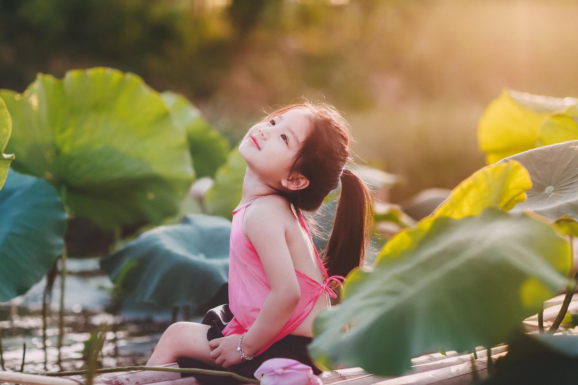 Phụ kiện thường lựa chọn như: Nón lá, ô dù, gậy tre...