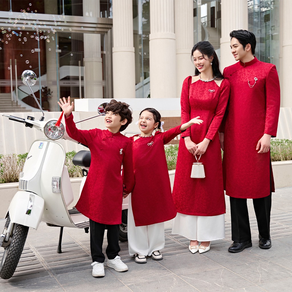 Tạo dáng chụp ảnh áo dài mẹ và bé vào ngày Tết