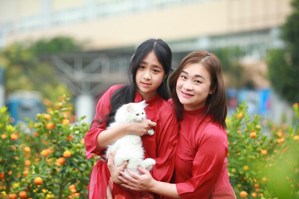 Tạo dáng chụp ảnh áo dài mẹ và bé vào ngày Tết
