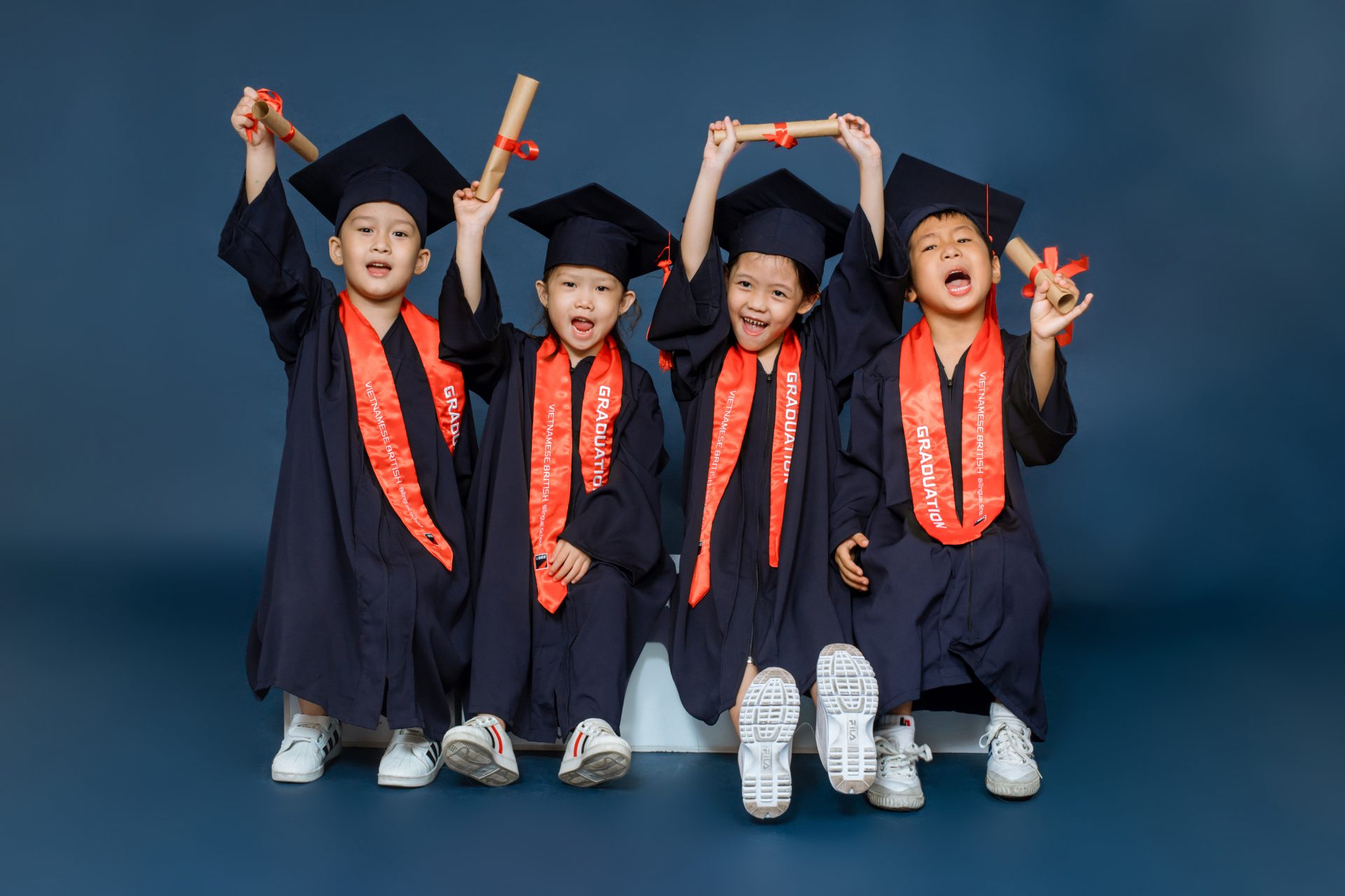 Chụp ảnh cử nhân cho bé - Siêu “Cute”