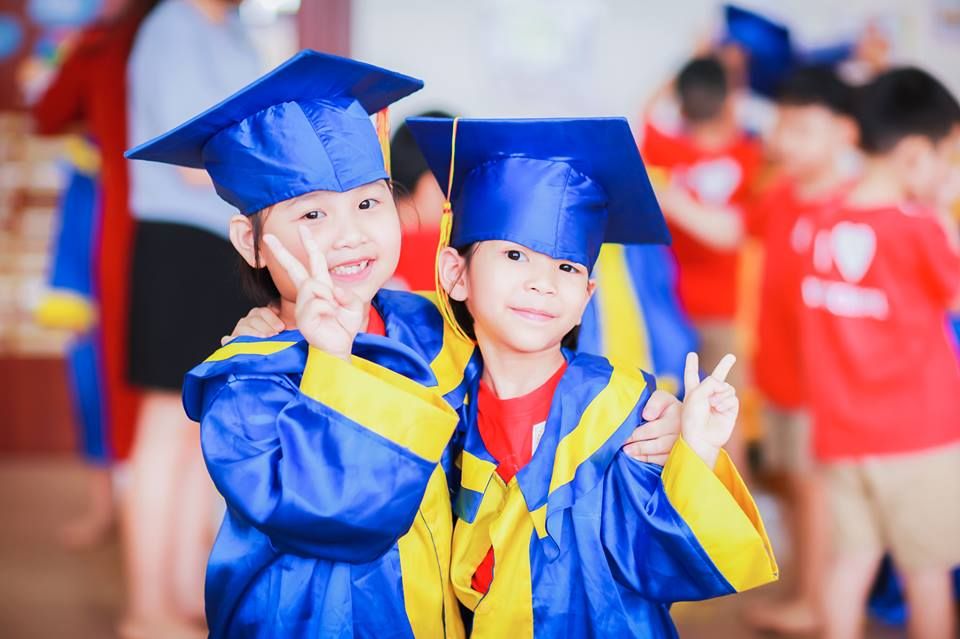 Chụp ảnh cử nhân cho bé - Siêu “Cute”