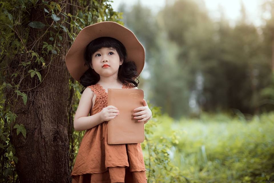 Cách tạo dáng chụp ảnh cho bé gái 5 tuổi cực kỳ dễ thương