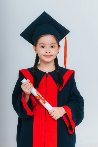 chụp ảnh kỷ yếu mầm non concept cử nhân
