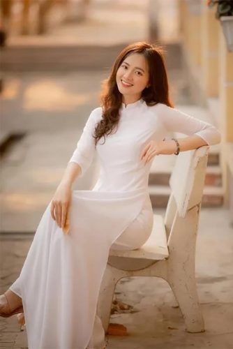 Dáng Ngồi bắt chéo chân, cùng với nụ cười tươi tắn giúp bạn có được bức ảnh kỷ yếu thật duyên dáng và tươi tắn
