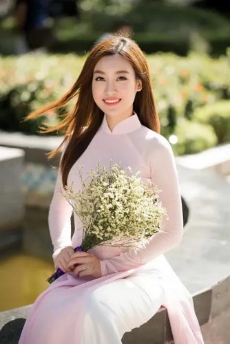 Tạo dáng chụp ảnh áo dài dịp 20/10 với bó hoa