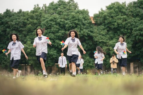 Nhóm nữ sinh chụp ảnh kỷ yếu cánh đồng hoa là những địa điểm lý tưởng để lưu giữ kỷ niệm tập thể.