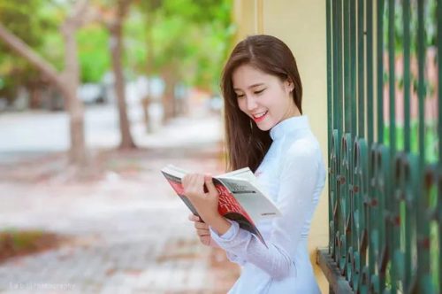 Chụp ảnh cận mặt cho nữ sinh ngồi đọc sách chăm chú - một cách tạo dáng rất đáng để thử giúp bạn có được một bức ảnh đẹp và gợi nhớ về tuổi học trò