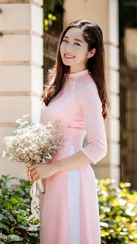 Tạo dáng đứng nghiêng khi chụp ảnh áo dài giúp bạn có được bức ảnh duyên dáng, đáng yêu