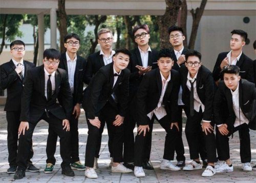 Ảnh nhóm nam sinh mặc vest chụp kỷ yếu vui vẻ