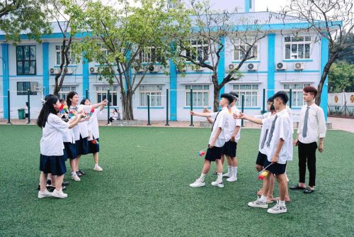 Tạo dáng học nhóm, chơi đùa dưới sân trường