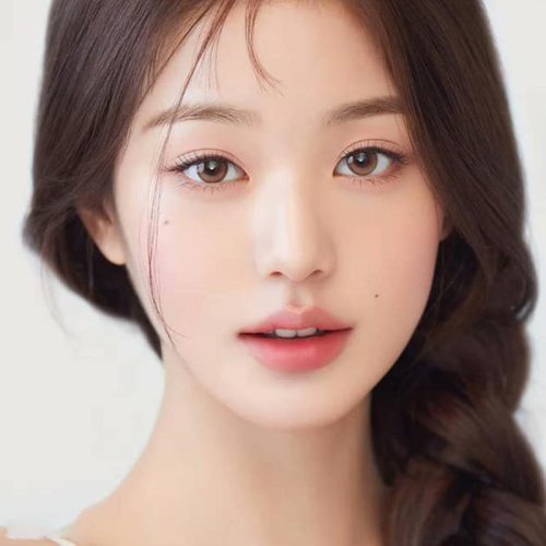Trang điểm nhẹ nhàng: Tập trung làm nổi bật nét trong sáng, trẻ trung.
