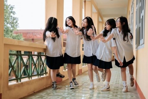 Ảnh nhóm nữ sinh cùng nụ cười rạng rỡ.