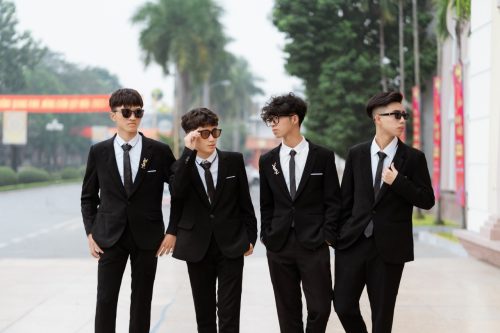 Nhóm nam sinh mặc vest chụp ảnh