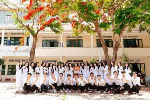 Tập thể lớp chụp ảnh kỷ yếu tại sân trường