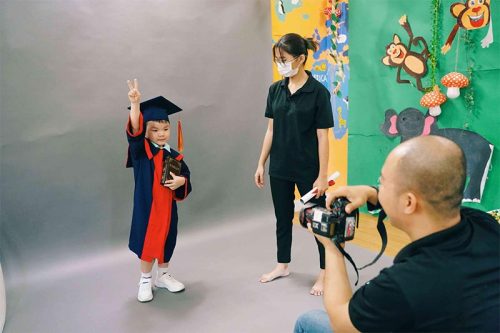 Ảnh ekip Sunny Studio đang tác nghiệp + hậu trường lớp học chụp ảnh kỷ yếu.