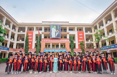 Ảnh tập thể lớp 9 đang chụp kỷ yếu ngoài sân trường