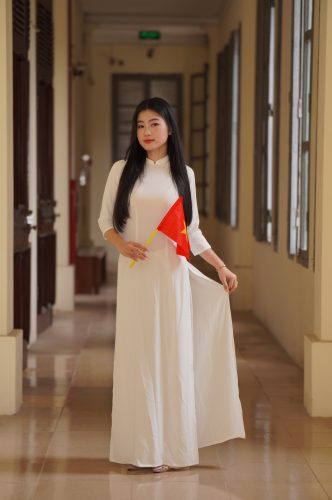Ảnh tạo dáng bạn nữ cầm cờ mặc áo dài