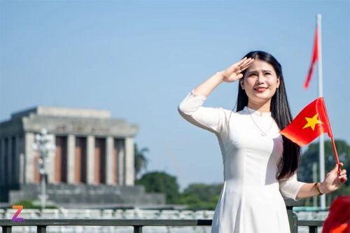 Ảnh nhóm bạn trẻ mặc áo dài, cầm cờ đỏ sao vàng trước Lăng Bác – thể hiện tinh thần yêu nước, năng động của giới trẻ dịp Quốc khánh