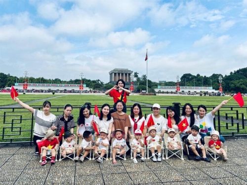 Bộ ảnh nhóm lớp trước background Lăng Bác.