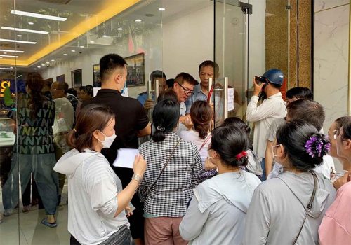 Ảnh người dân xếp hàng chụp ảnh thẻ