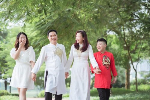  Ảnh gia đình mặc áo dài chụp ảnh trong công viên Hội An 