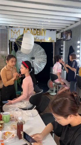 Ảnh hậu trường chuẩn bị makeup