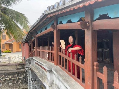 Cận cảnh cô gái mặc áo dài tạo dáng bên chùa cầu Hội An