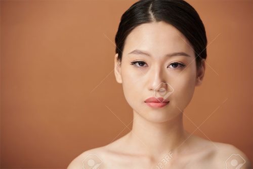 Chân dung nữ người Việt với makeup nhẹ và biểu cảm tự nhiên