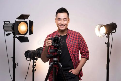 Nhiếp ảnh gia người Việt cầm máy ảnh trong studio