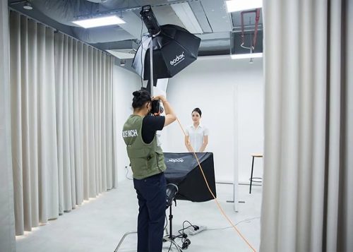 Một người đang chụp ảnh hồ sơ trong Studio