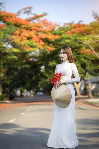 chụp ảnh kỷ yếu cá nhân áo dài trắng sân trường