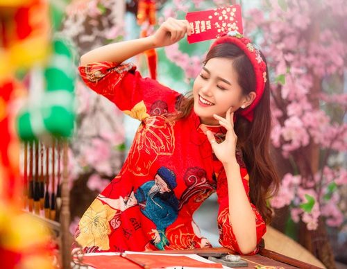Gia đình mặc áo dài tết chụp ảnh tập thể