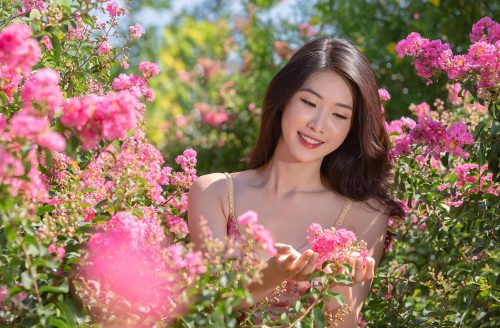 Góc chụp cận gương mặt thiếu nữ với bó thạch thảo tím
