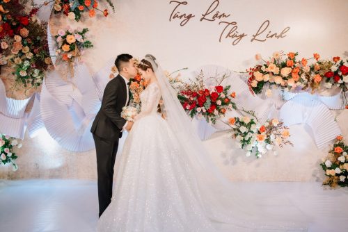 Ảnh chụp phóng viên hoặc nhiếp ảnh gia đưa ảnh cho khách ngay sau sự kiện.