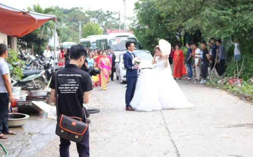 Ekip Sunny đang chụp ảnh lễ nạp tài
