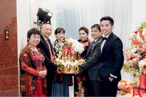 ảnh gia đình trong lễ nạp tài