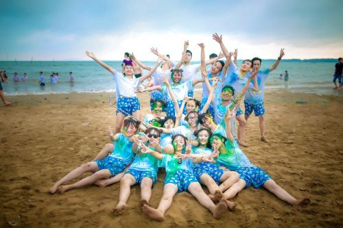 Khoảnh khắc kỷ yếu rực rỡ tại biển Sầm Sơn