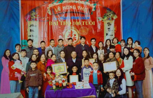 gia đình mừng thọ ngày Tết sum họp