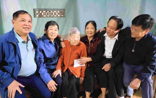 ông bà mừng thọ cùng con cháu ngày Tết