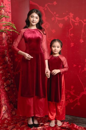 concept Tết hiện đại áo dài mẹ và bé